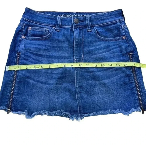 WOMEN’S AMERICAN EAGLE OUTFITTERS DENIM MINI SKIRT•SIZE 4 DARK WASH• - Picture 5 of 5